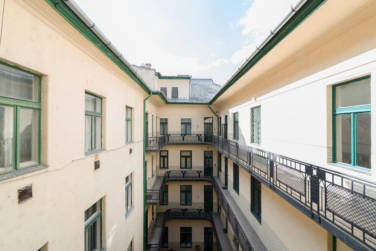 Váci Street Premier *